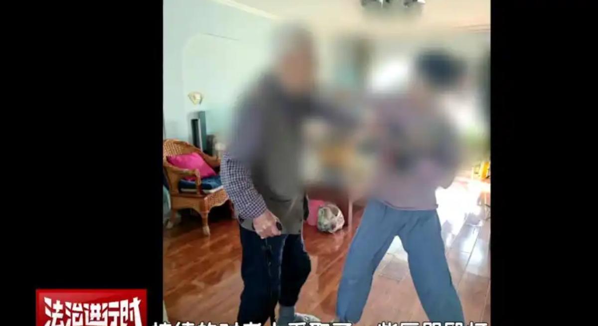“畜生都不如！”北京，50岁养女，未经90岁养父同意，强行和养父住在一起，然而她