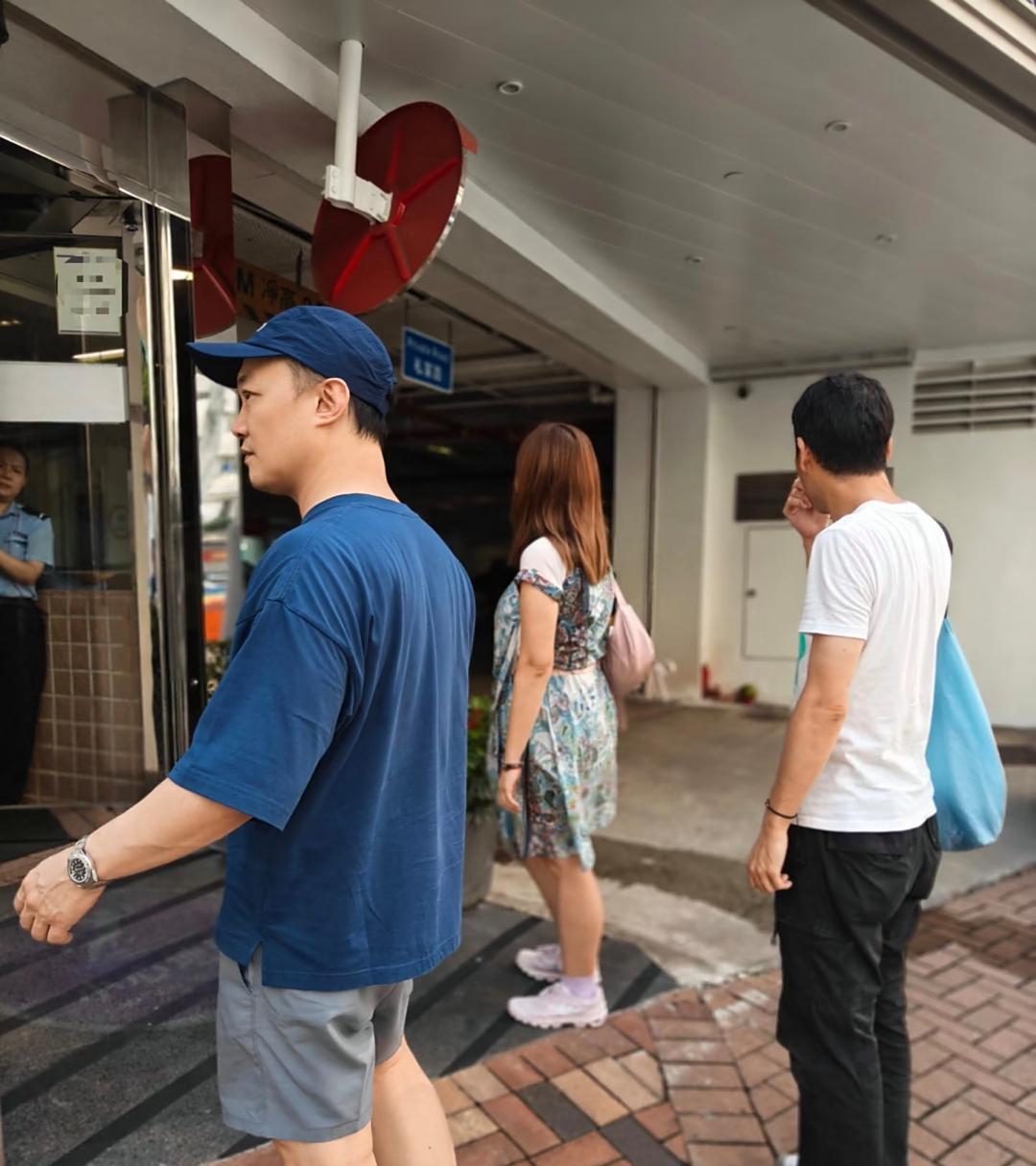 陈奕迅在香港街头被偶遇，他看起来有点胖，两条腿又短又粗，还好有歌唱实力，不然凭他