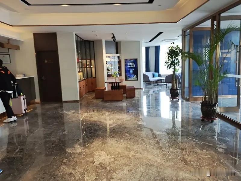 近日，一名女子入住亚朵酒店延吉店时，竟遭遇了极为离谱的“走光”事件。酒店房间的落