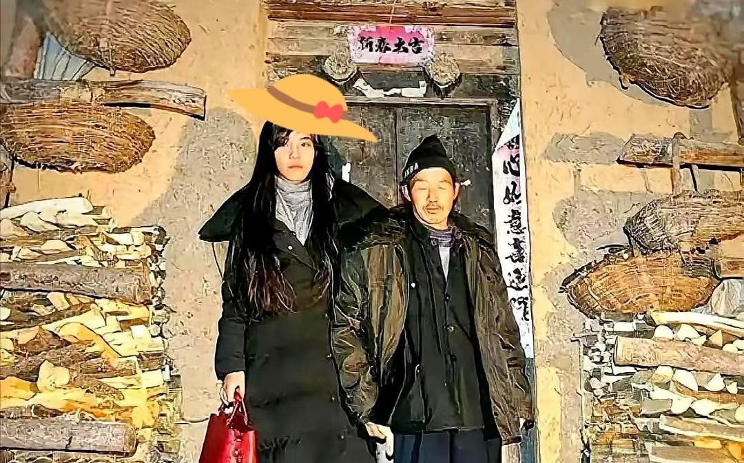 一个白发驼背的老人探出头。我喊了一声“爸”，他愣了三秒，然后一把抱住我，哭得像个