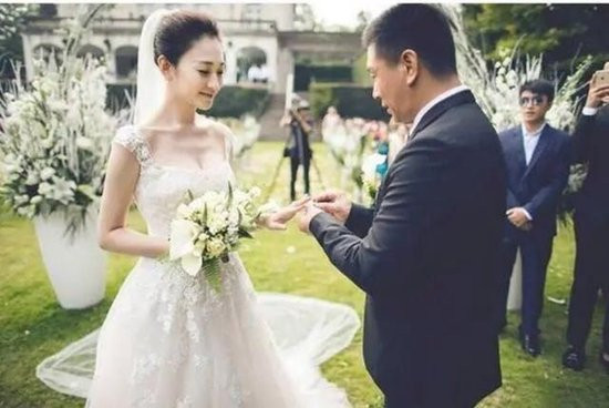 演员李小冉发文称去年已离婚，前夫徐佳宁及名下公司近日被执行2111万