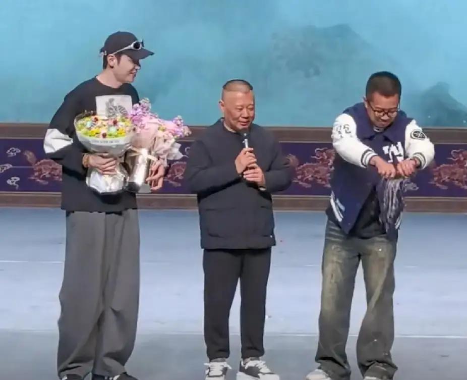 那些被骂“巴结”的德云社徒弟，早就不靠郭德纲吃饭了。郑好说徒弟献花端茶是争