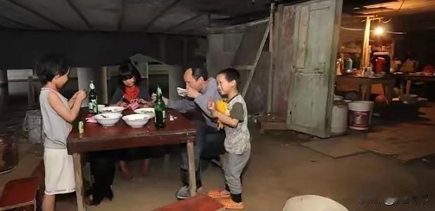 2000年，浙江嘉兴一桥洞下住着一对夫妻，蜗居10年生4个孩子，与老鼠为伴。谁料