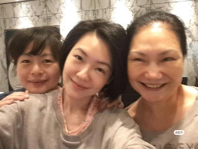 虽然她有些财产在她妈妈那里，但是她也愿意给她妈妈，一家人这么多年相处得还挺好的，
