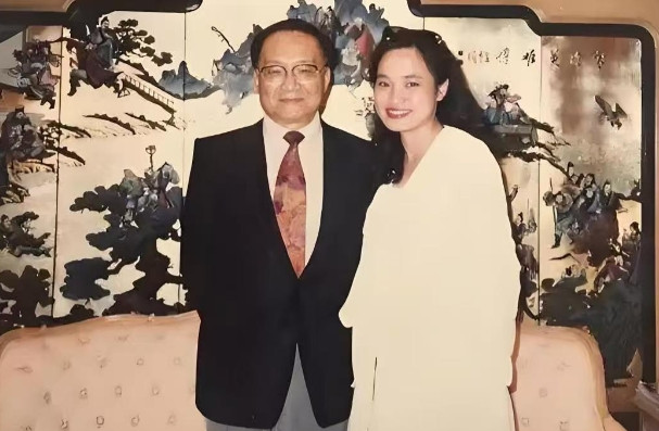 1976年，52岁的金庸出轨23岁的林乐怡后，便提出离婚，妻子平静地说：“离婚可