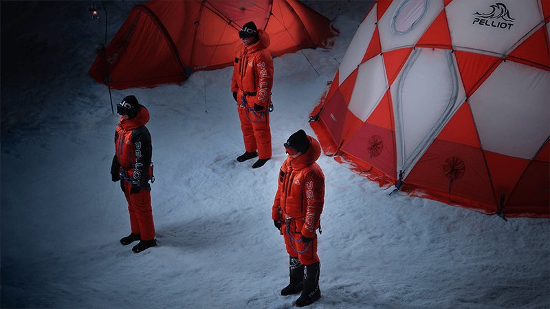 年销230万件冲锋衣, “始祖鸟平替”再冲上市, 为何急着高端化?