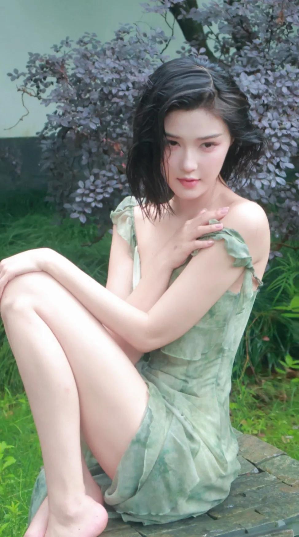 夏日清新绿裙，宛如自然之美化身，车模程儿穿上它，那画面简直绝了。程儿作为顶级车