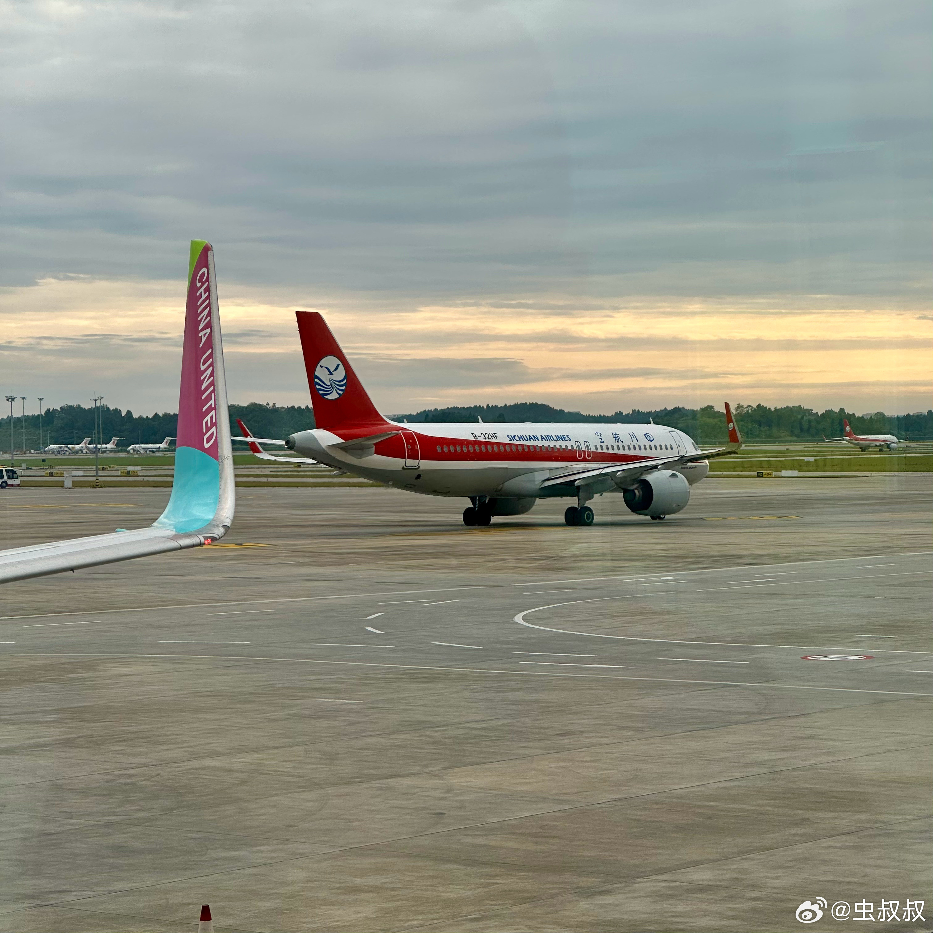 出发去青岛。明天要去参加北海舰队的开放日活动，登上军舰去看看[大笑][大笑]
