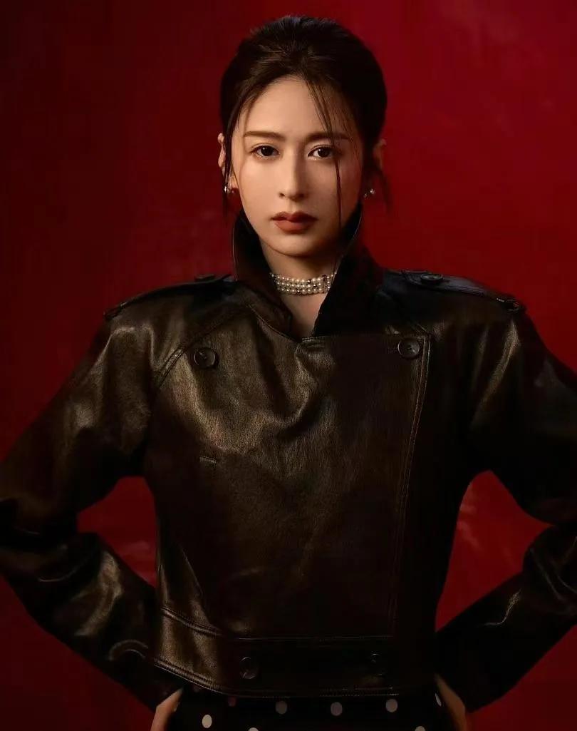 颖儿的风格杀疯了！黑色皮衣+波点裙，把酷飒和甜美元素焊在身上，时髦又高级！