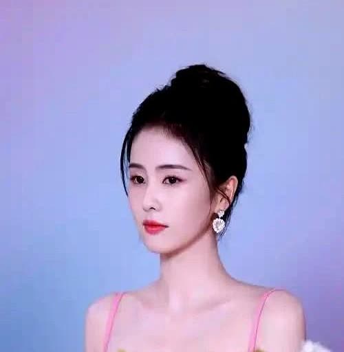 演员白鹿说：“我确实是专科毕业，我那个专科是5年制的，我一直都不避讳这一点，这也