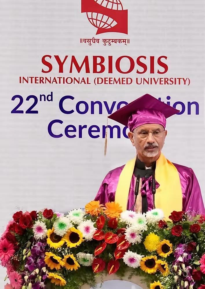 印度外交部长苏杰生在一所大学毕业典礼上发表讲话，还不忘提到中国，他表示：“在这个