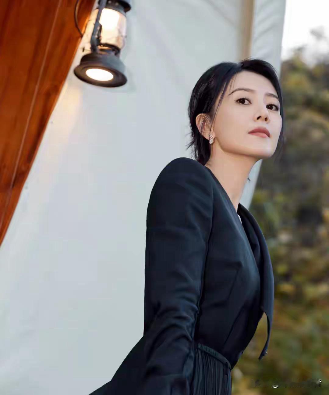 北京大妞，我们的国民女神高圆圆都开始笑谈身后事了，她希望比丈夫赵又廷先走一步。回