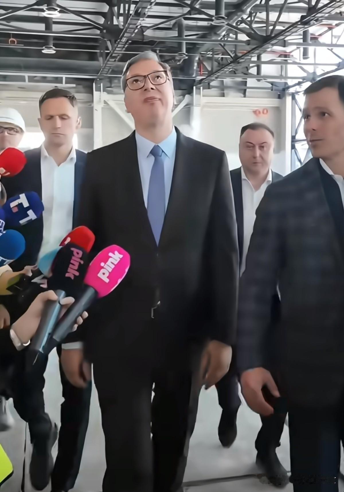 全世界都以为武契奇输定了，结果他从桌底又摸出一副牌！说实话，之前看西方围堵