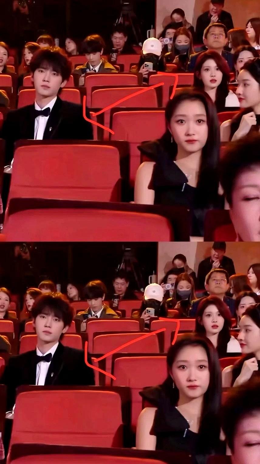 笑到我拍大腿！现在网上都在给那把红椅子“颁发最佳抢戏奖”！有人说马嘉祺和