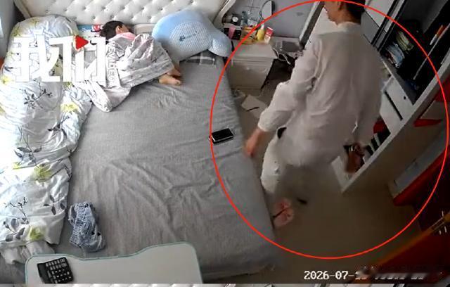 江苏苏州，女子把小孩哄了睡着之后，独自外出，当时没有锁门。有个陌生男子则趁机闯空
