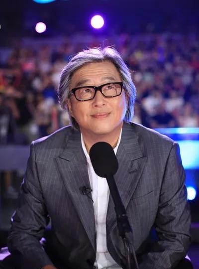 记者问王伟忠：“你为什么会选大s和小s？”王伟忠欲扬先抑：“她俩唱歌唱得比普通还