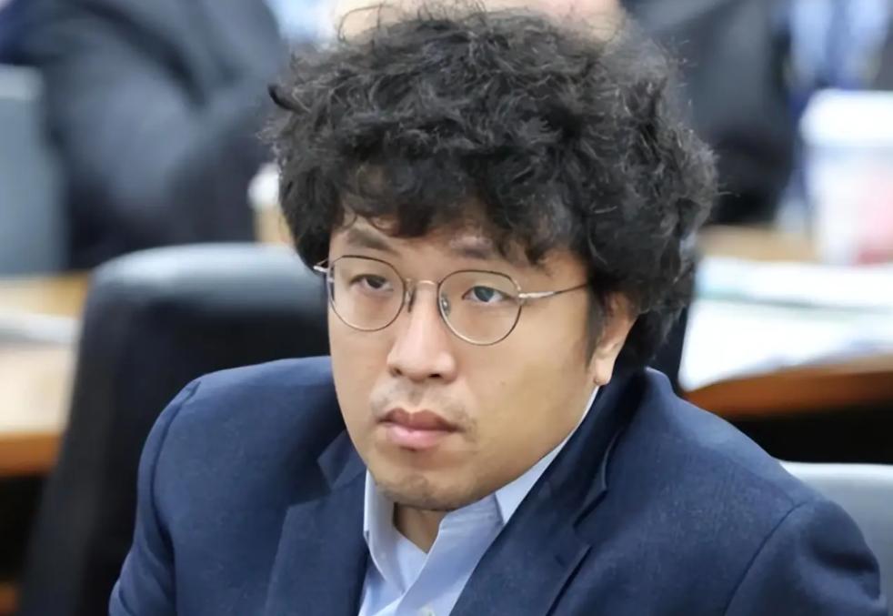 沈伯洋走到今天，一点都不冤枉，他现在已经是寸步难行了，一旦出岛就会被逮捕。有人说