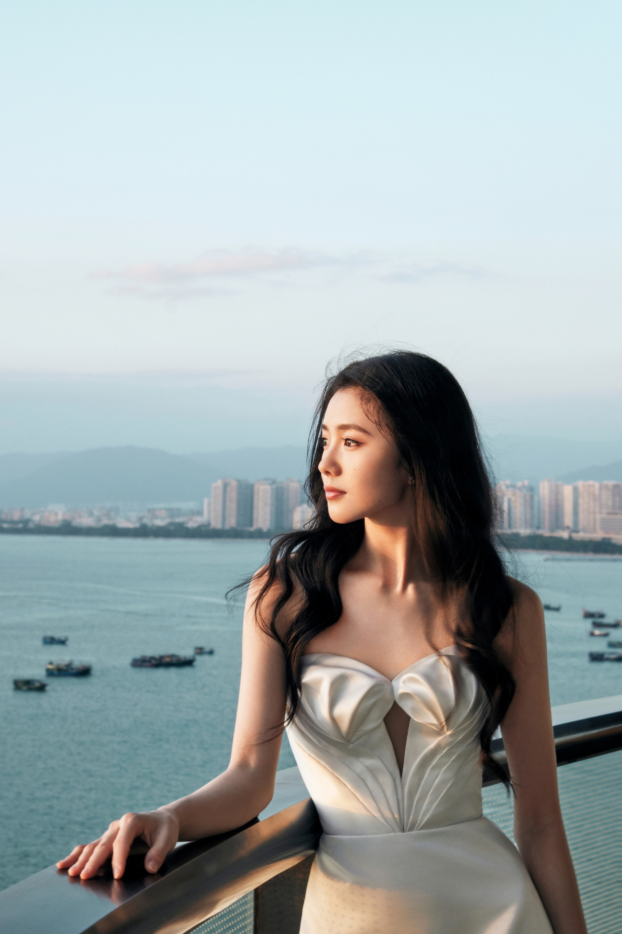 刘浩存海边写真：卷发白裙，纯美优雅。刘浩存