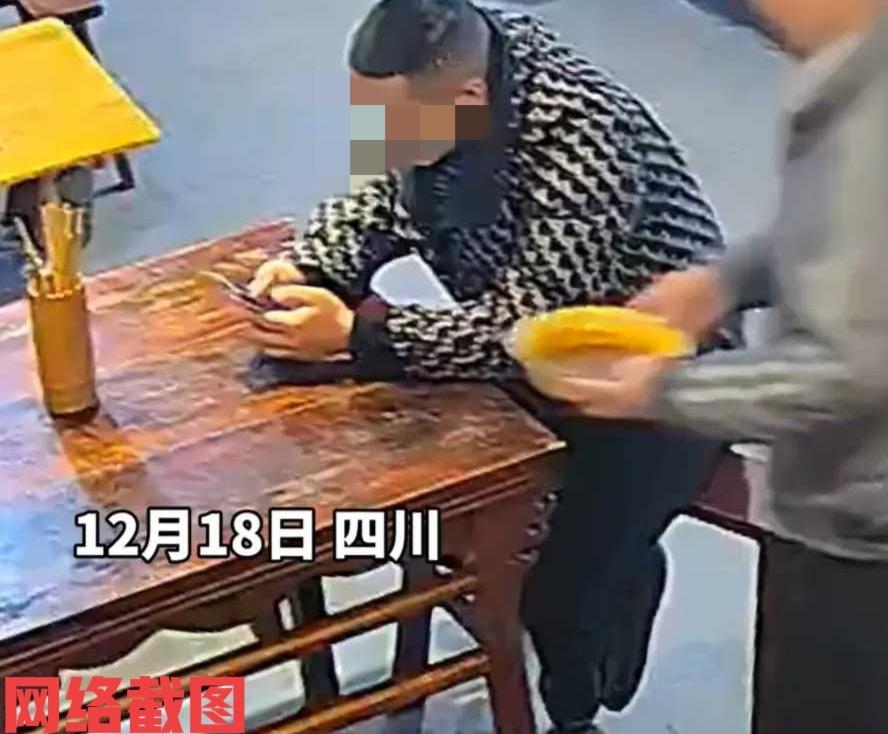 四川有男子在面馆点了碗牛肉面。可见男子一边玩手机，一边等待老板上面条，当老板
