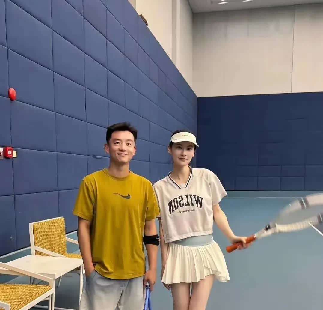 郑恺原来这么矮啊！这五五分的身材，目测也就170cm左右。这个女