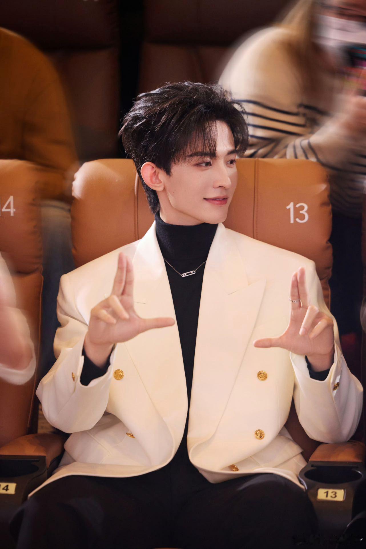 常华森这手我先抱走了别管别的！就看常华森这双手！纤细手腕配修长手指，随便插兜露