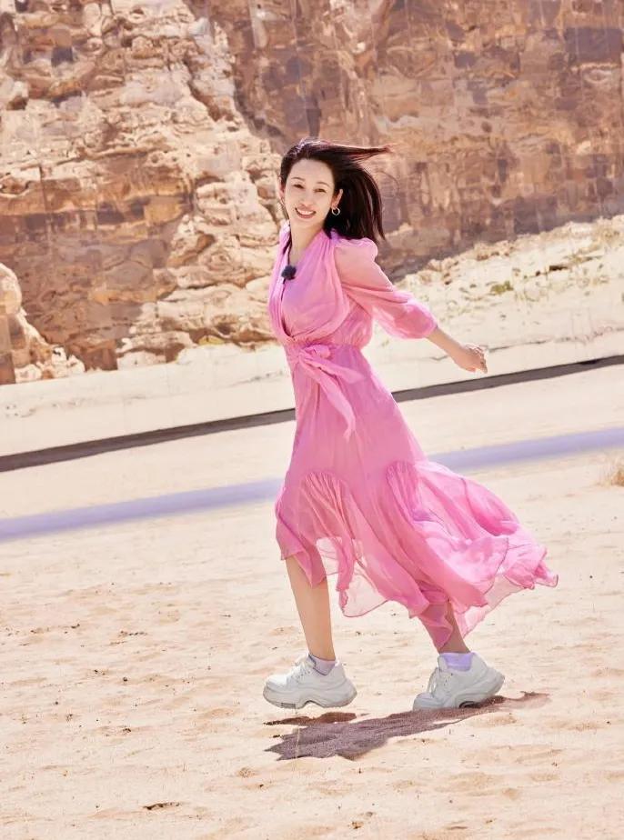 秦海璐粉色裙装太减龄了！💖粉色雪纺裙+老爹鞋，甜而不腻，飒爽又少女，完全