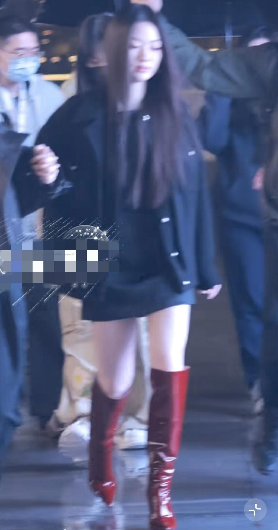 3月31日，单依纯不容易，与李荣浩闹风波后现身上海参加沙宣活动，在门口还是板着脸