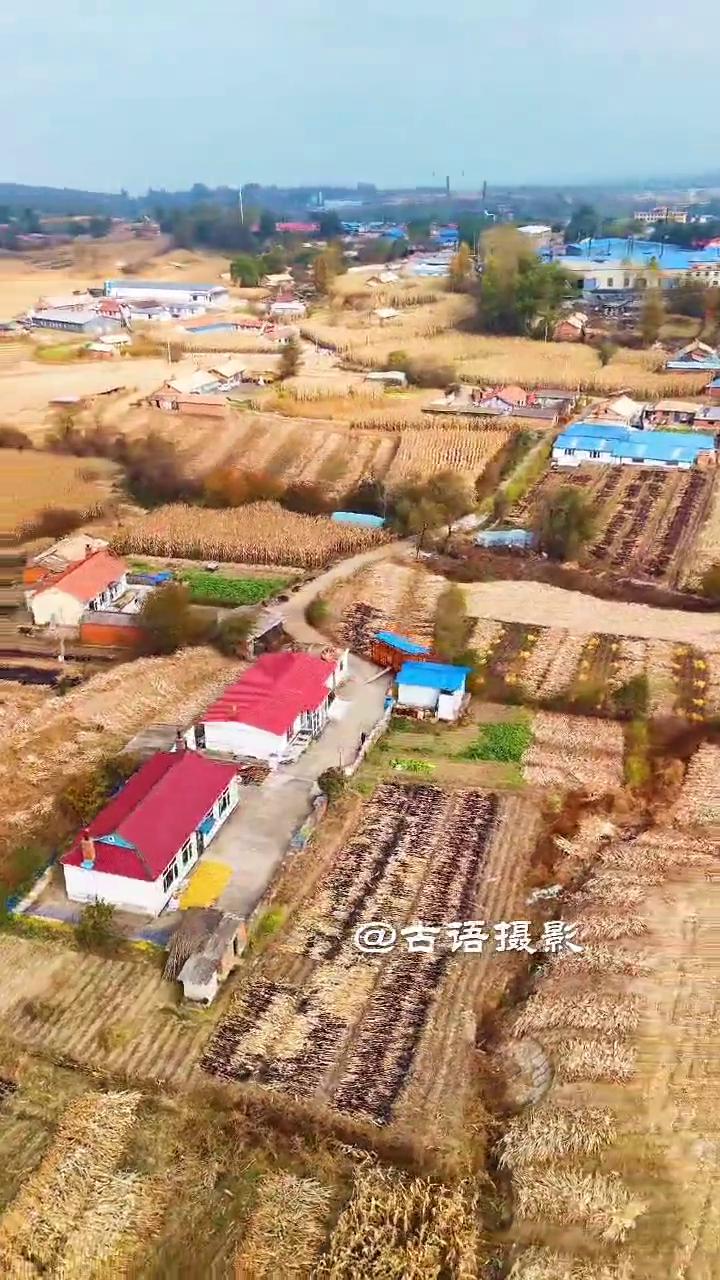 航拍最美小镇：缸窑镇。古语摄影。秋天的小镇格外的美，田野里金灿灿的，农民在田