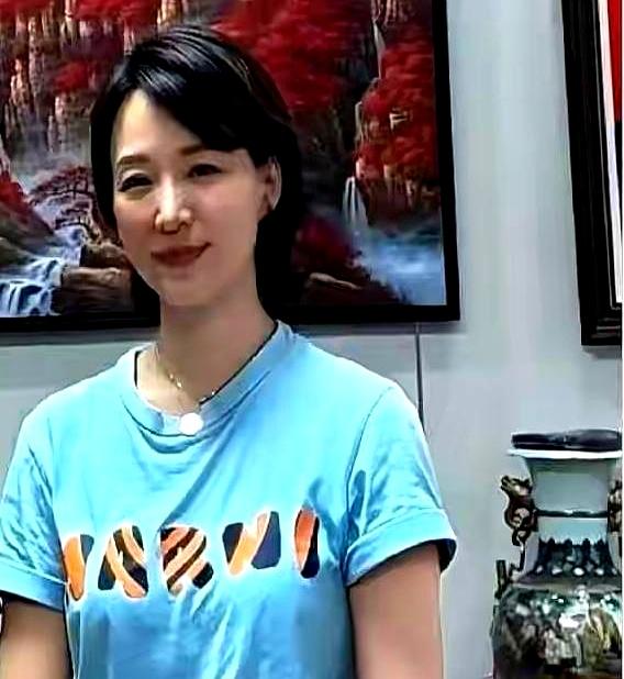 看到董卿这事，很多人才反应过来，原来真正活明白的人，根本不靠热闹撑场面。53岁