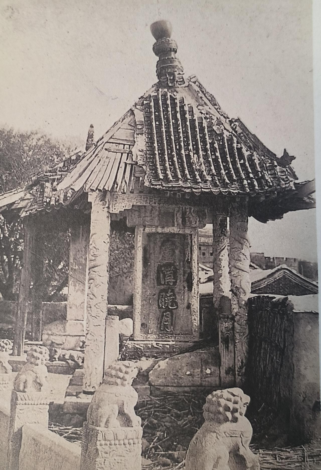 新旧对比：卢沟晓月碑图一老照片（民国）：是完整的瓦顶木石碑亭，有屋顶、飞檐