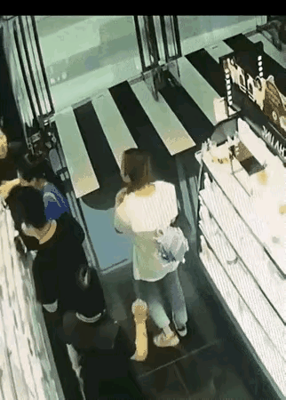 女子不但拍了陌生男子的屁股，还有手摸了好几秒钟，如果换个性别角色的话，这起摸臀事