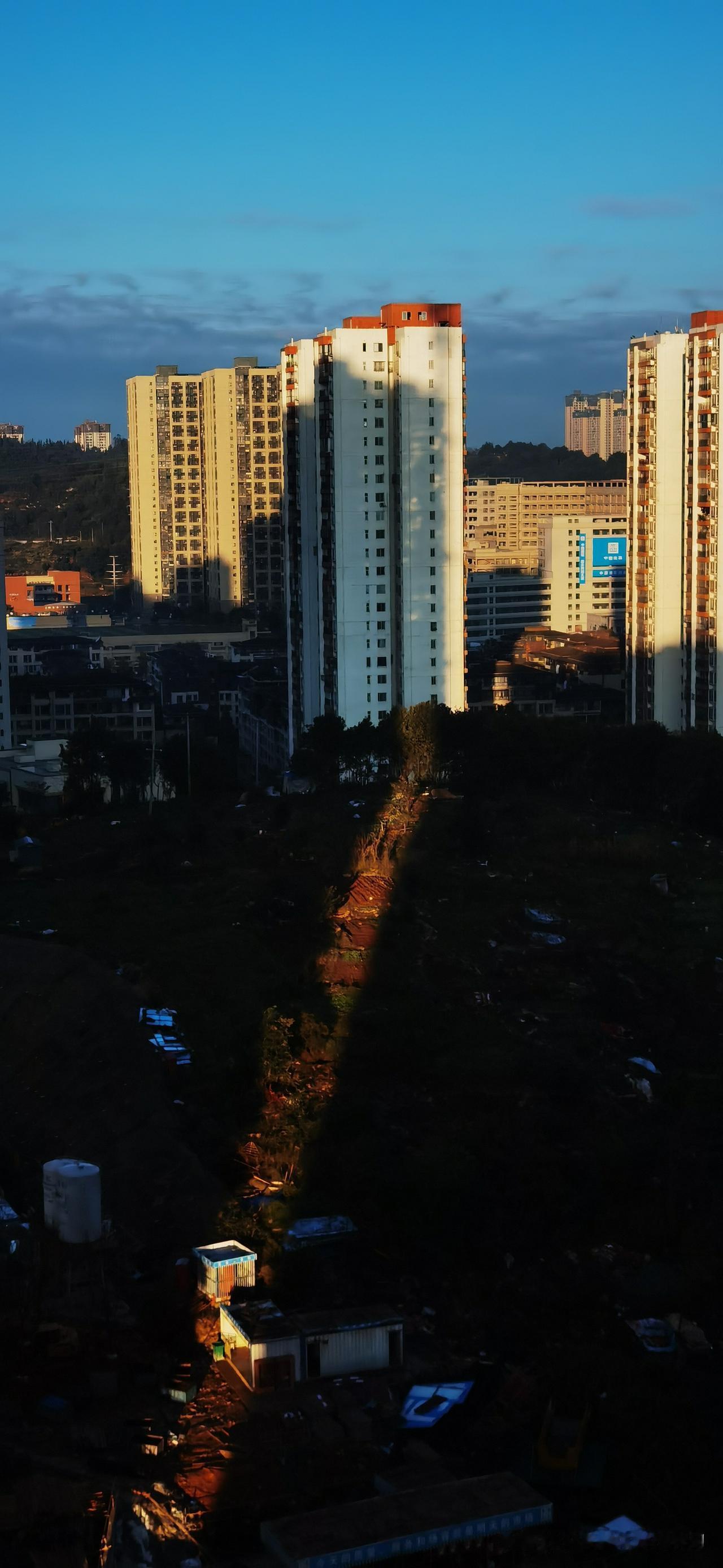 德国网友说中美都是“骗子”:美国装强,中国藏富。要我说,这位老铁还是把世界想简单