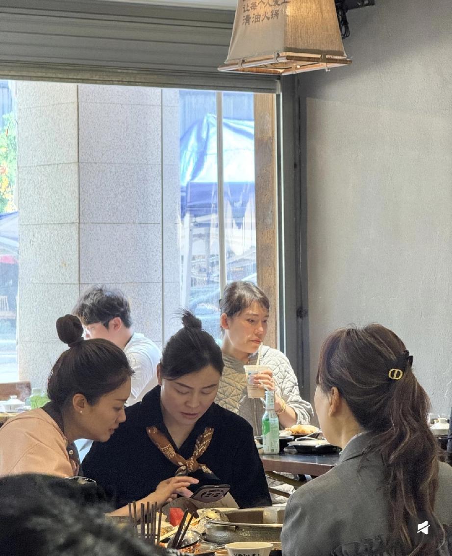 4月15日，浪胃仙现身昆明吃米线，真人一看就是男的，尤其脖子那块儿，脸上疑似有整