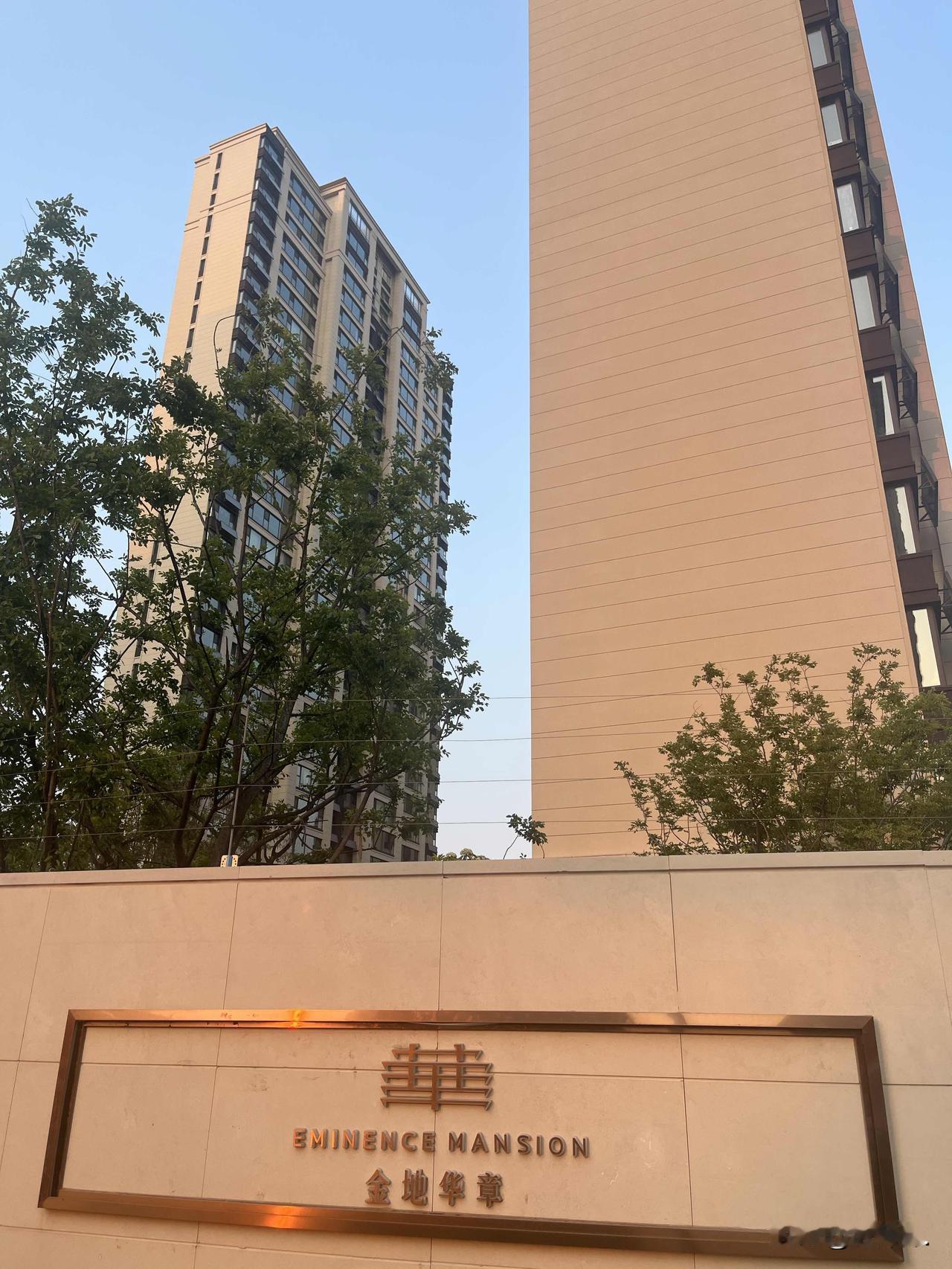 浮山后学区房，价格比较高的小区，基本上就是保利大国璟、金地华章、金茂悦府和青啤静