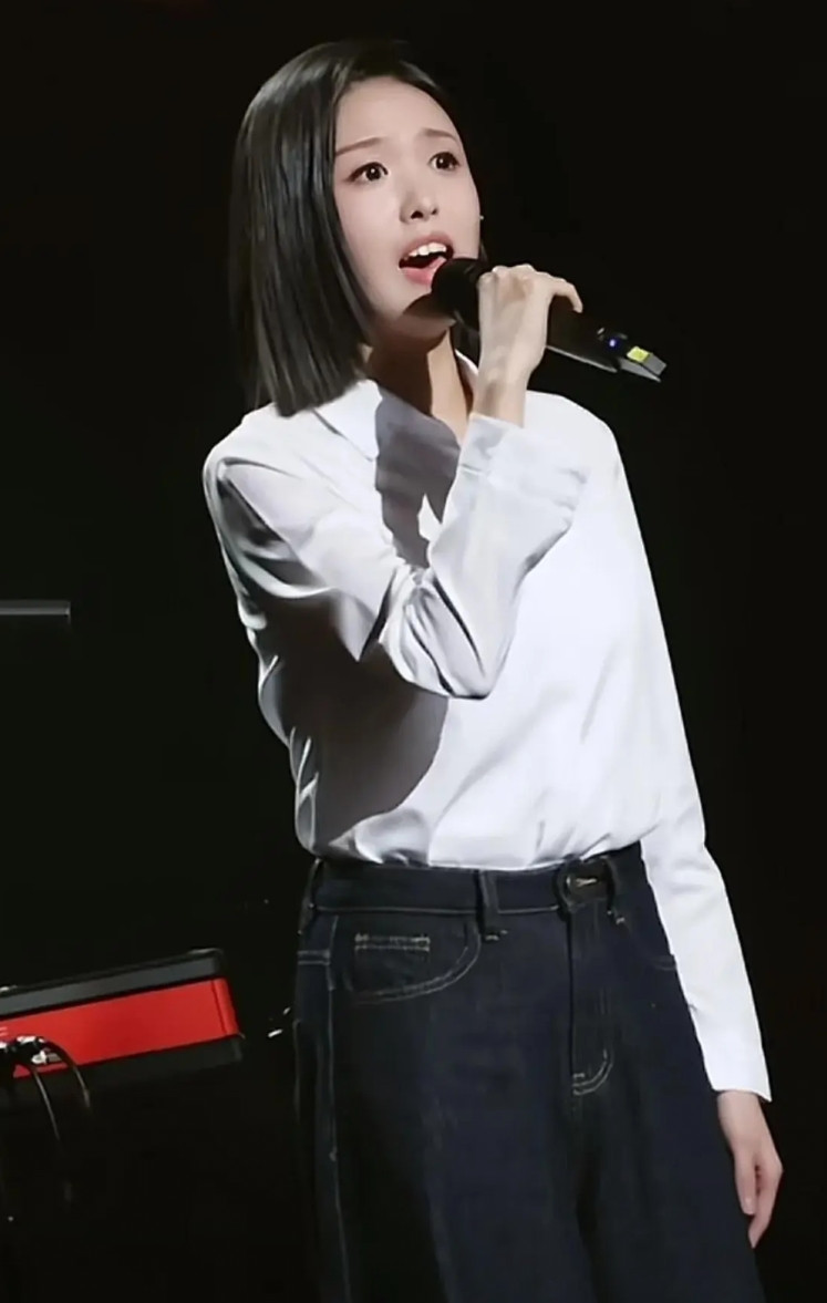 你们发现没有，徐子尧参加的每一场演唱会，都没有与观众互动，也很少和大家打招呼，就