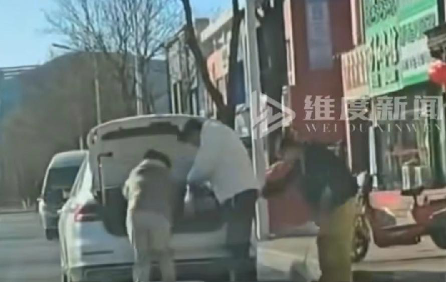 围场公车私用辅警已被开除！12月16日报道，长得人高马大，打扮很帅气，老妈，老婆