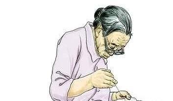 82岁老母亲患心衰一年有余，去年四月份入院治疗确诊为三级心衰，住院三天越治越严重