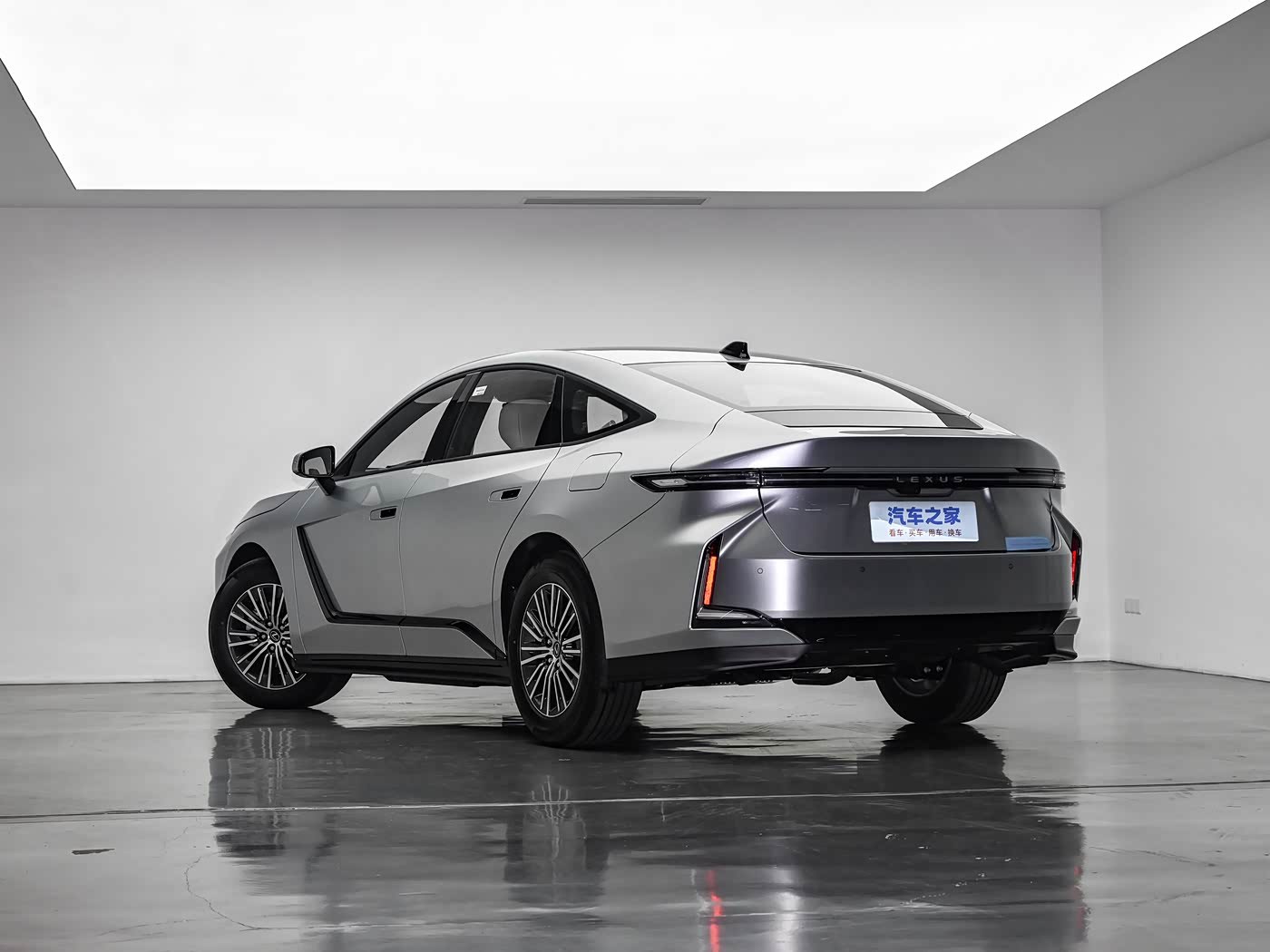 新车新的雷克萨斯ES要来了，没有了现款的优雅，咱们抛开不如上一代这件事就仔细看