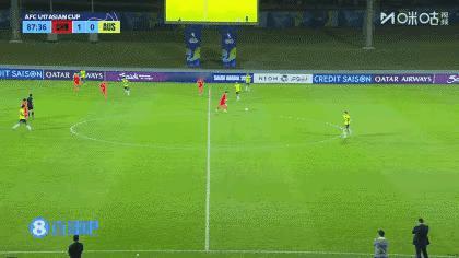 U17国足碾压澳大利亚一个非常经典的镜头，澳大利亚已经2名主力抽筋踢不了了，此时