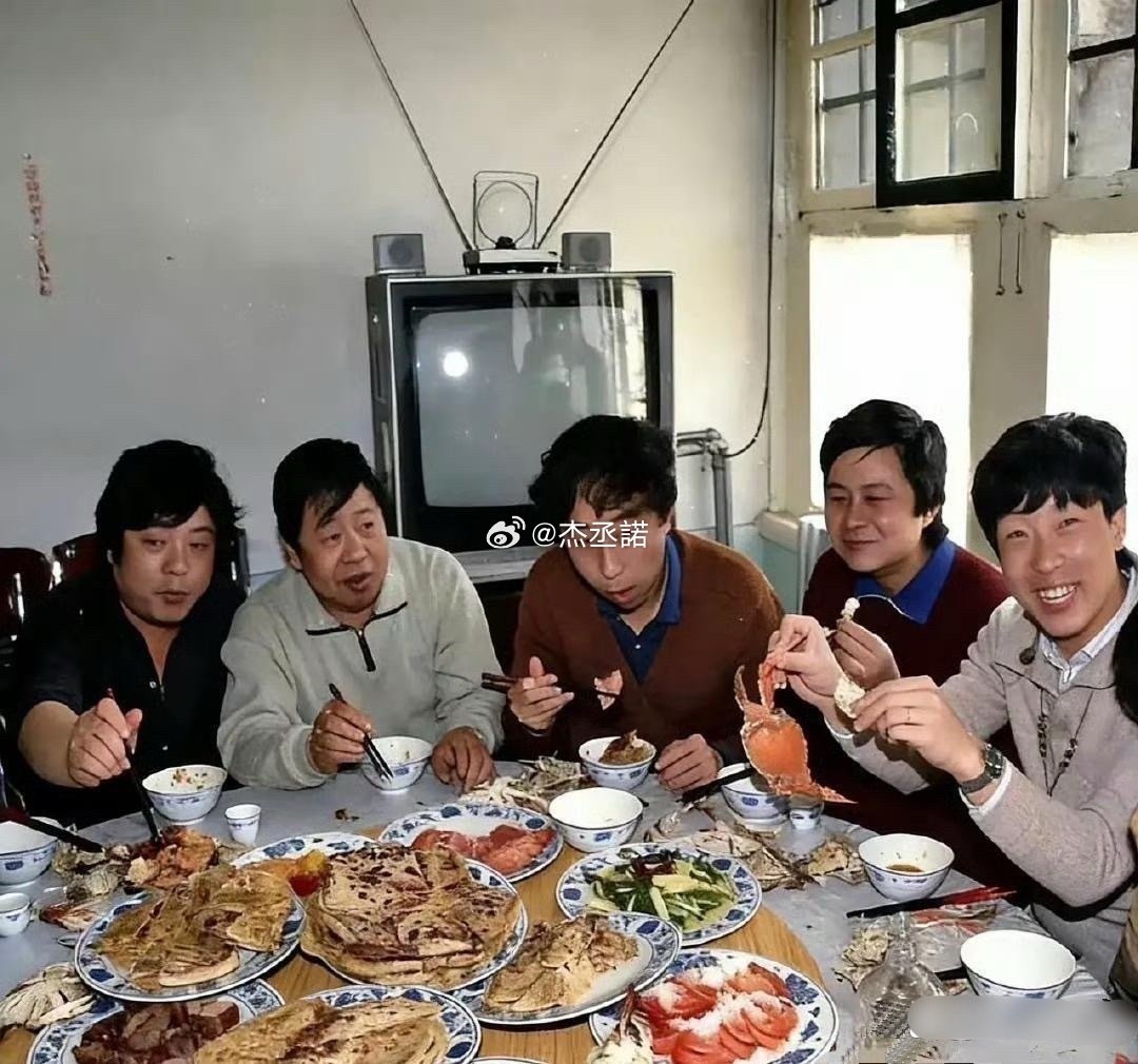 冯巩、姜昆、刘伟当年聚餐，这一桌子菜没一个素的、打败90%的人，后边的电视机才是重点​