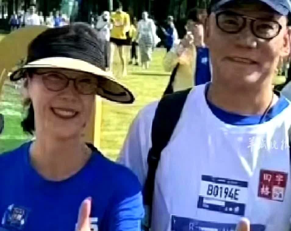 大佬们现在都开始流行和初恋“破镜重圆”了？高晓松高中女友回国，相约一起去
