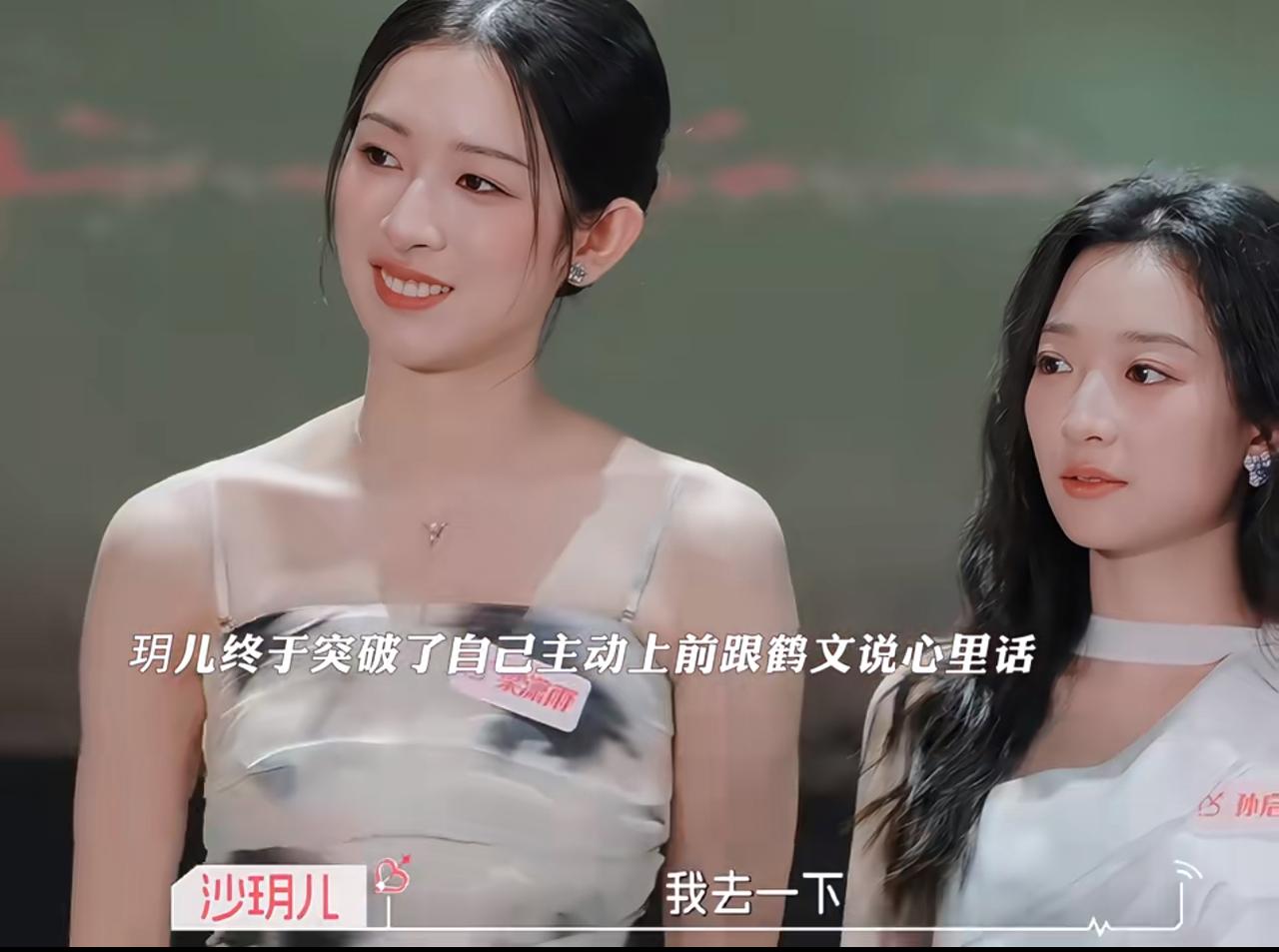 潇雨的人格魅力，每一期都在加码。开放日她全程陪在萌萌身边，选座位主动挨着她坐，