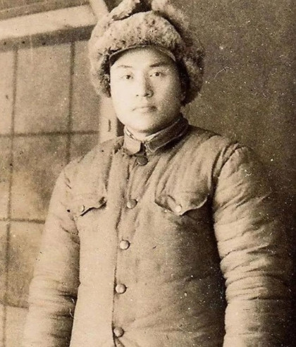 1942年，侦察股长凌少农，私下向日本人购买布料，对方说：“你看起来像军人？”凌