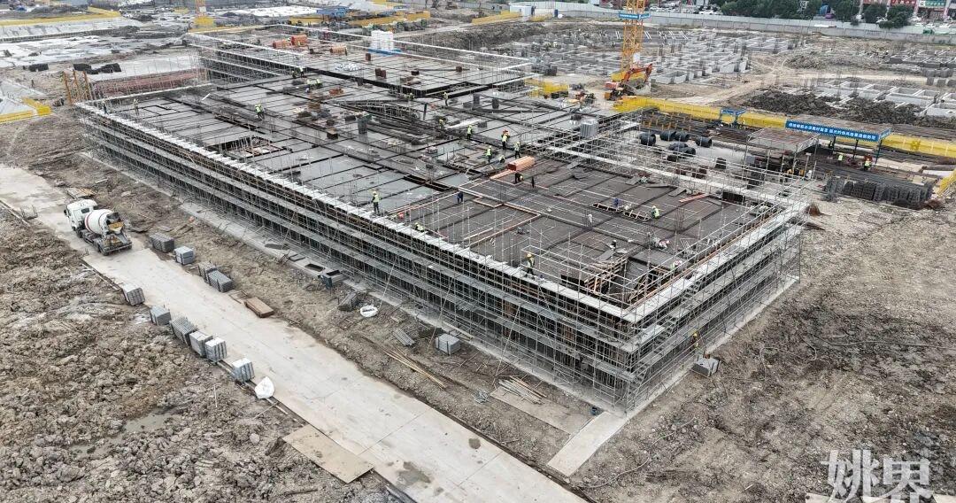 ​​近日，浙江万里学院余姚校区（一期）项目已进入主体结构施工阶段，现场塔吊林立，
