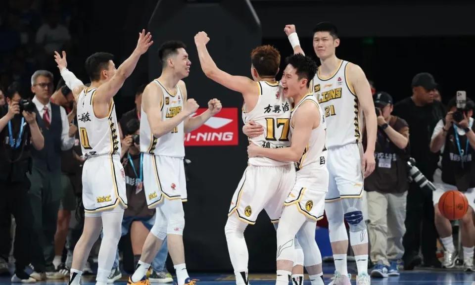 从李春江时期连续两年总决赛折戟，到王博接棒后屡次倒在四强门槛，这支球队等了整整