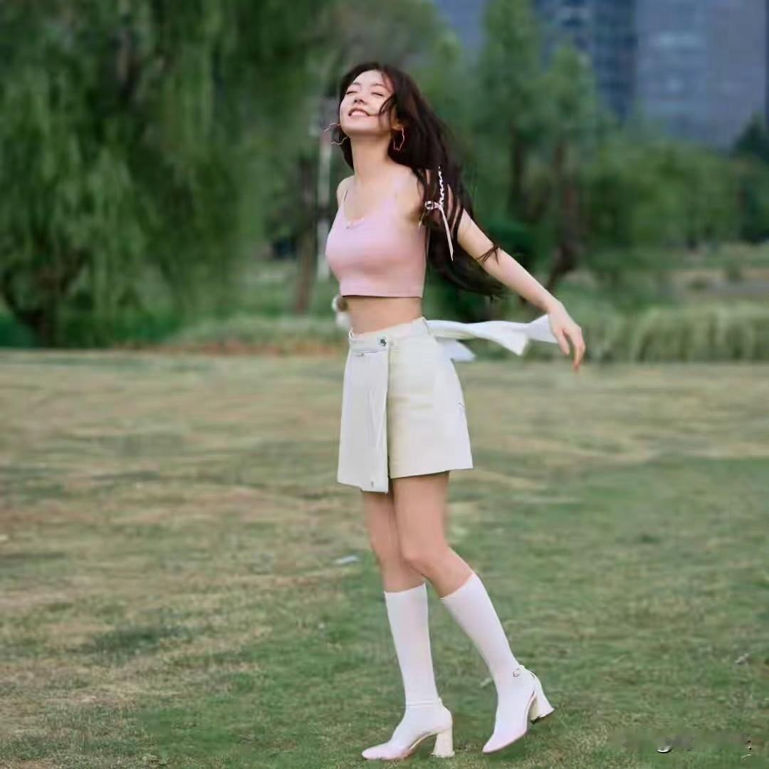 赵今麦真的越长越有韵味，气质和身材都很出众，完全不是印象里的小女孩了