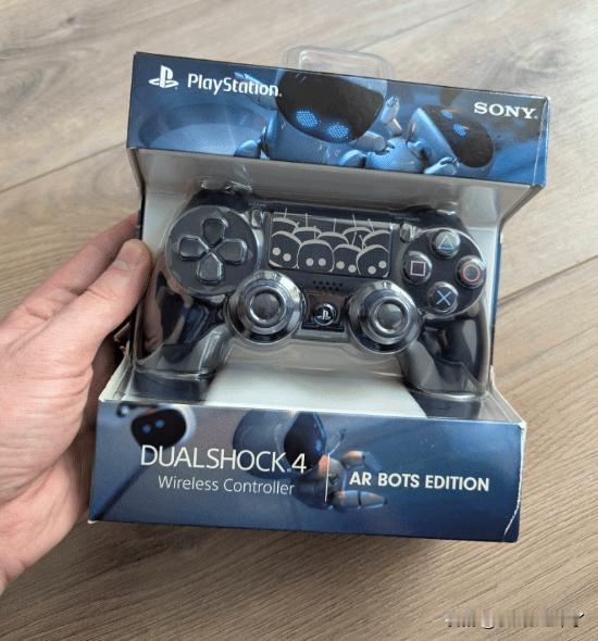 近日，一款索尼日本工作室限定的《宇宙机器人》主题PS4手柄，在收藏圈引发热议。