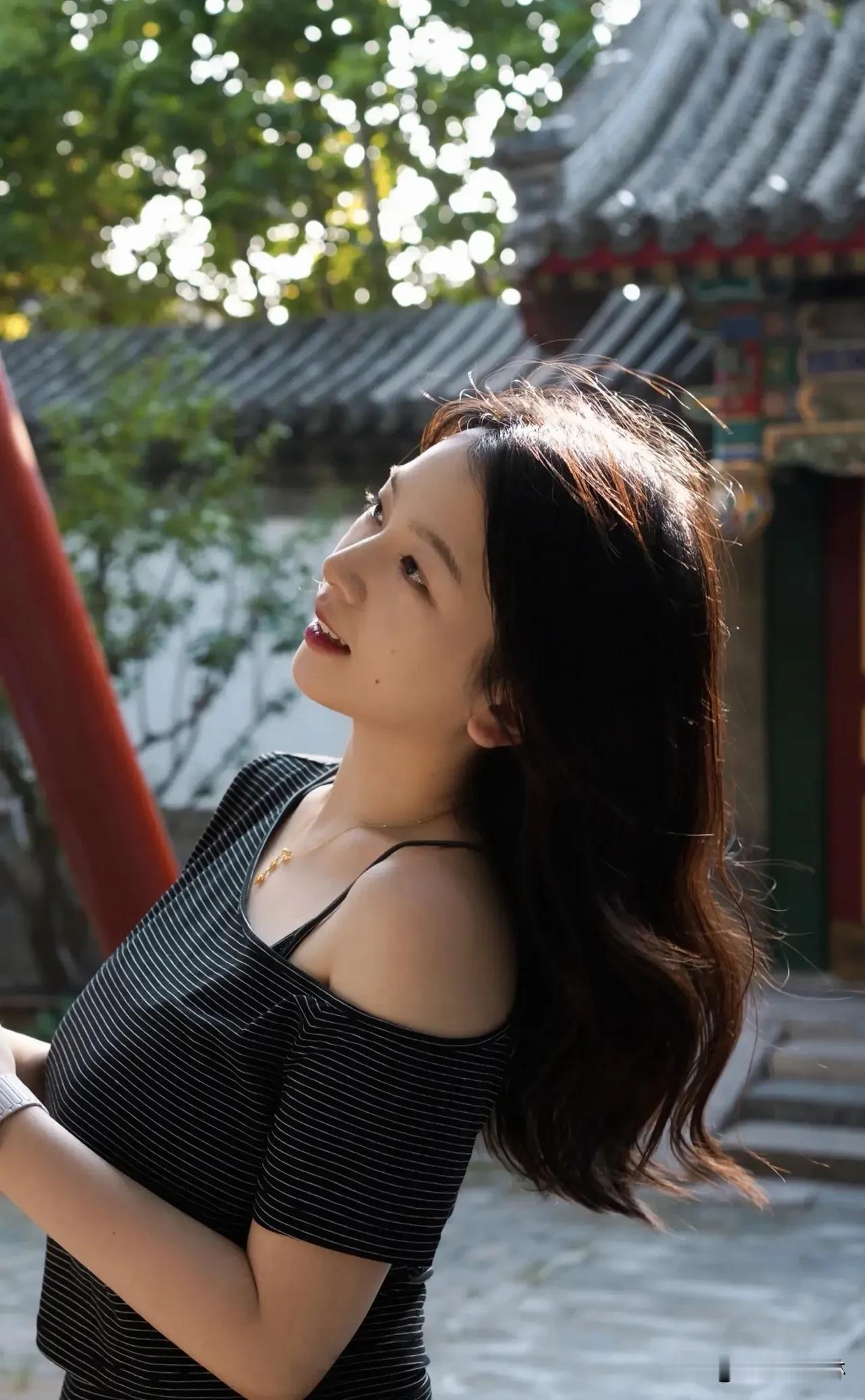 湖边微风轻拂，佳人倩影入画。碧波映霞光，心随景动，情自然生。