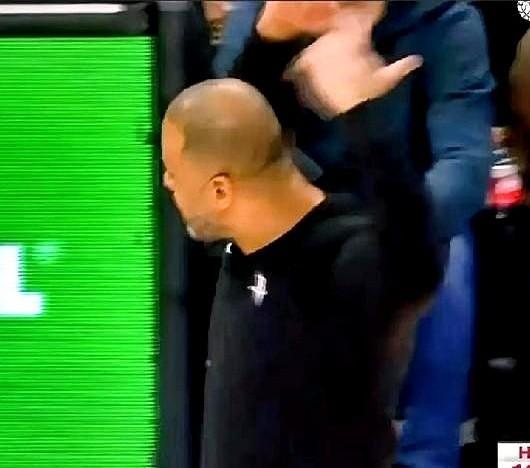 教练当众痛骂全队后，他们反而狂赢对手12分。乌度卡摔掉战术板，指着球员鼻子吼：