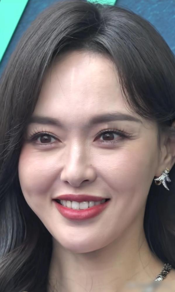 你还在掉发？唐嫣头发密到不真实，全靠这招逆天改命！那张近景照，你放大看，头皮